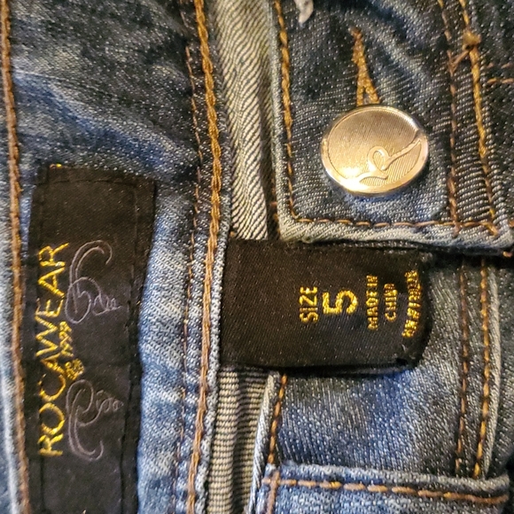 Junior Girls Rocawear Cropped Blue Jeans in a Size 5 - Picture 5 of 5